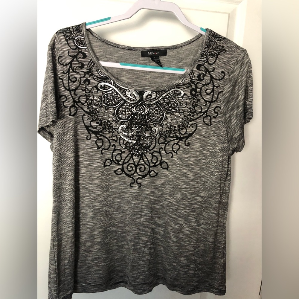 Style & CO beautiful t-shirt with ornament. Large